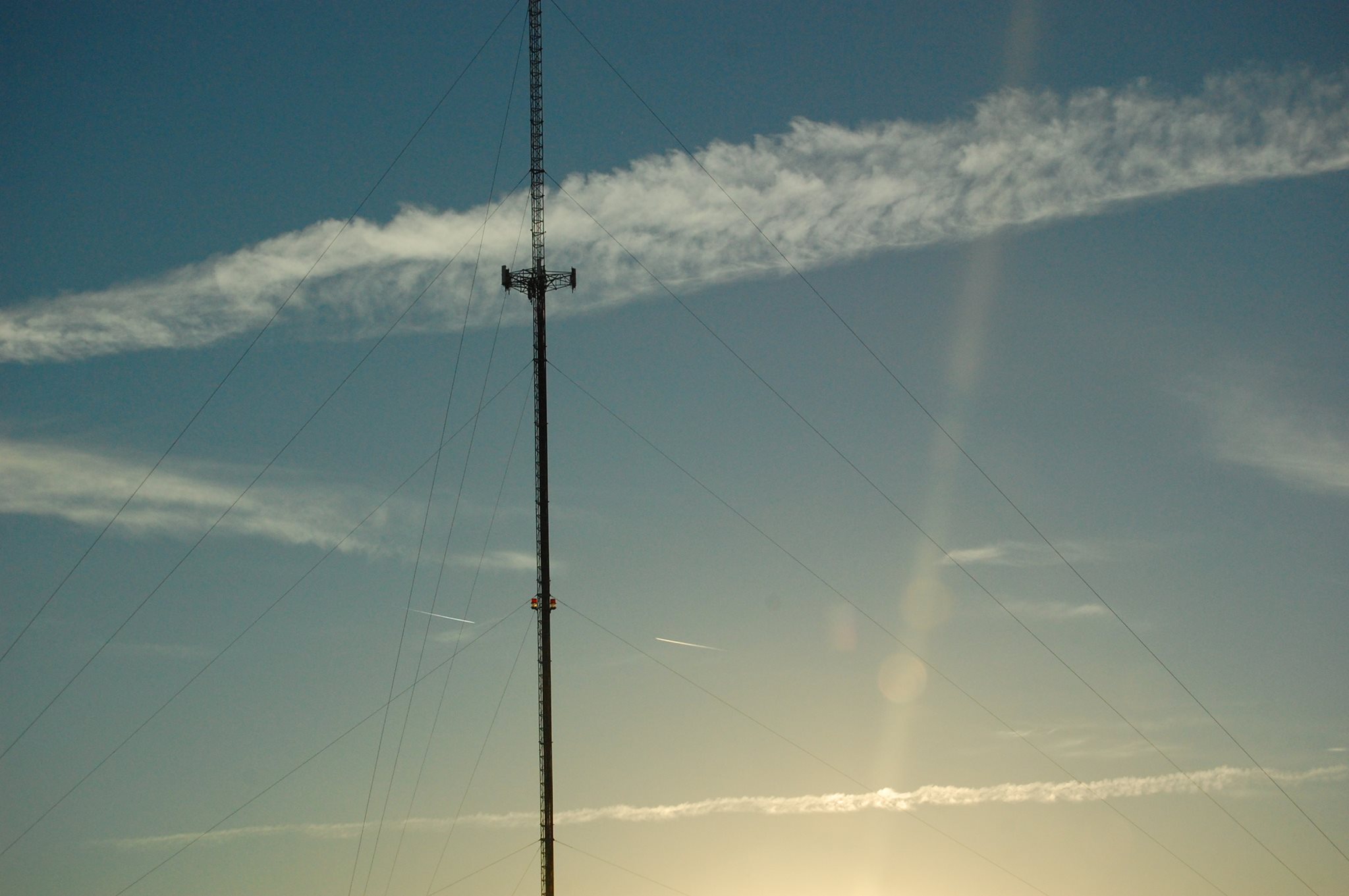 Tall communications antenna with contrails